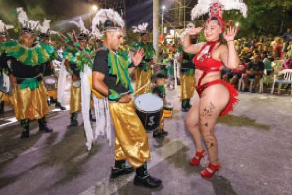 Las pasistas y los bailarines le dieron un colorido especial a los corsos oficiales