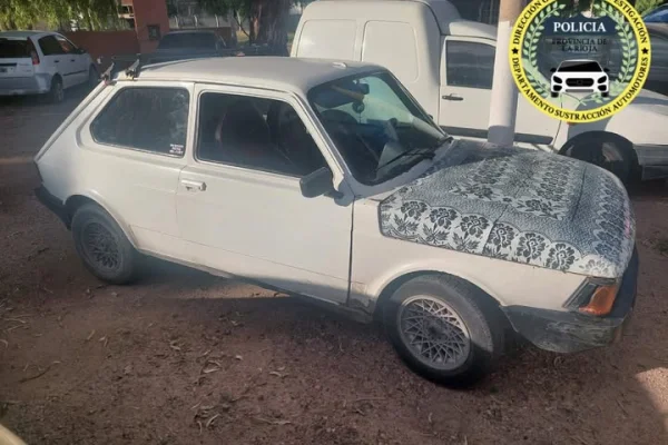 Robaron un auto, lo chocaron y terminaron detenidos