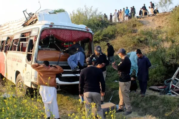 Pakistán: Colisión entre autobús y tráiler deja 11 muertos y 10 heridos