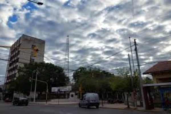 Martes con cielo nublado y  máxima de 35 grados