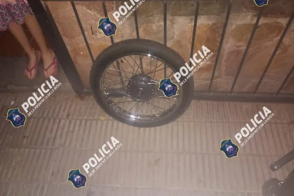 Robaron una rueda de una moto y la abandonaron