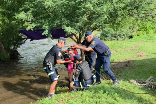 Córdoba: rescataron a un seis adultos y dos menores ante la creciente del río