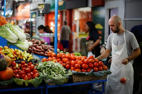 La inflación de alimentos continúa en alza y presiona al índice general: qué proyectan las consultoras