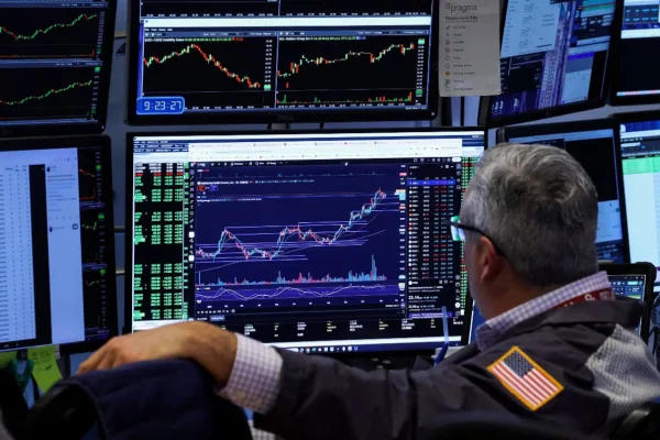 Durante el feriado local, las acciones argentinas cayeron y el riesgo país se mantuvo arriba de los 500 puntos