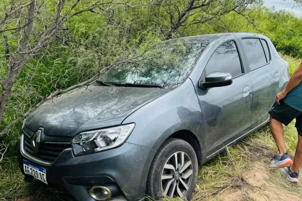 Perdió el control de su auto y terminó en la banquina