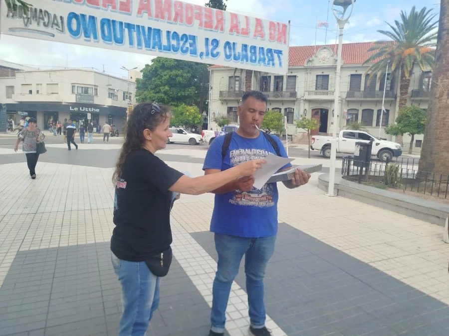 Difusi&oacute;n. Entregaron folletos en Plaza 25 de Mayo. La fecha fue elegida en honor al nacimiento del pediatra austr&iacute;aco Hans Asperger.