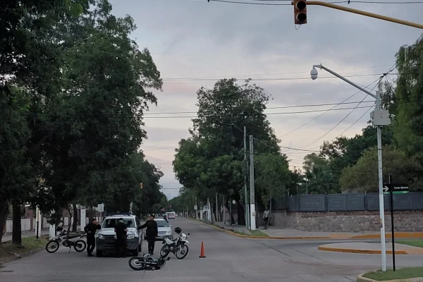 Siniestro vial con fuga en la Capital: un motociclista resultó herido