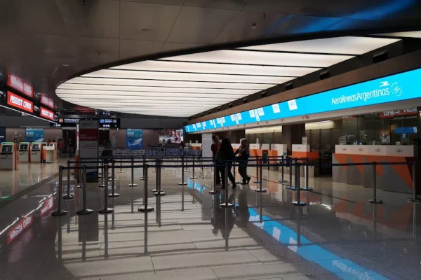 Aerolíneas Argentinas canceló 255 vuelos por el paro general de la CGT y la medida afectará a 31.000 usuarios