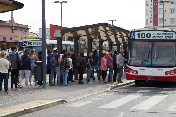 El Gobierno amenaza con quitarles la personería a los gremios de trenes y colectivos si adhieren al paro de mañana