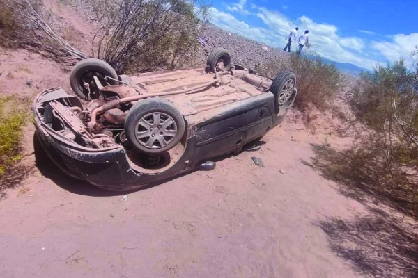 Un vuelco entre Villa Unión y Guandacol dejó daños materiales
