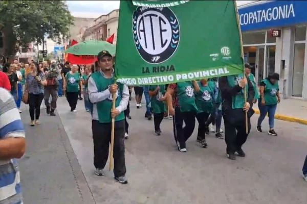 Gremios y organizaciones marcharon contra la reforma laboral en la Capital