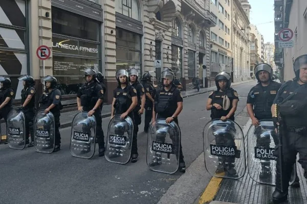 Incidentes en la marcha contra la reforma laboral: la policía lanzó gases lacrimógenos y los manifestantes intentaron tirar la valla