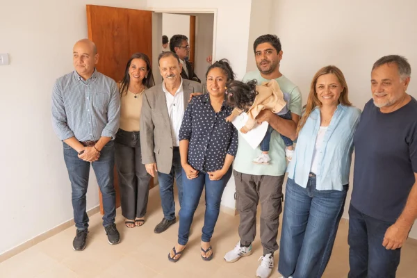 La Provincia entregó casas a familias de Malligasta