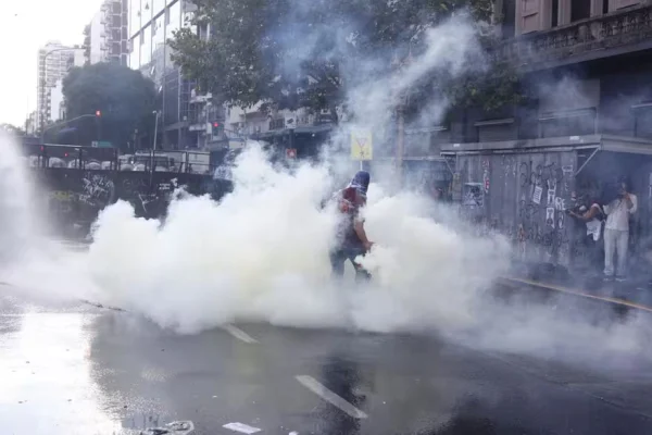 Incidentes en la marcha contra la reforma laboral: hay al menos 16 detenidos por el enfrentamiento con la policía