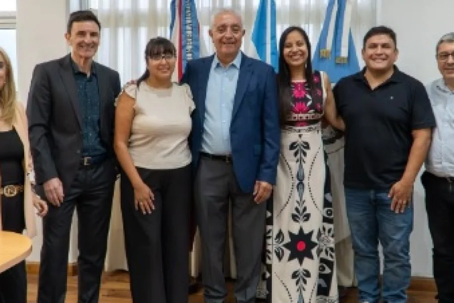 Autoridades y funcionarios tras la firma.