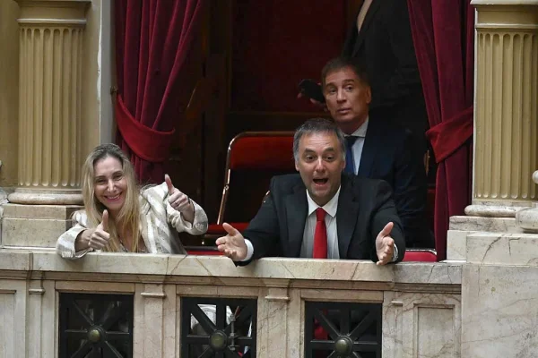 Karina Milei, Adorni y Santilli celebraron la aprobación en Diputados