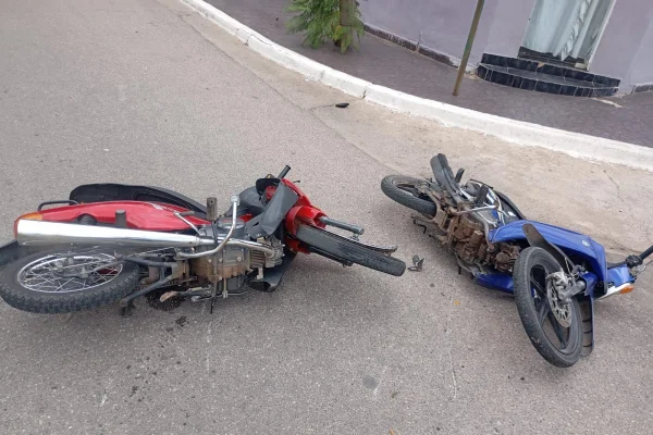 Fuerte choque de motocicletas dejó un herido y un demorado