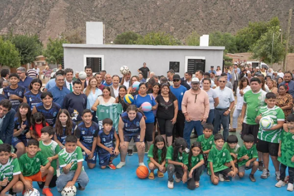 El Gobernador inauguró obras deportivas en Anguinán y un Centro de Jubilados
