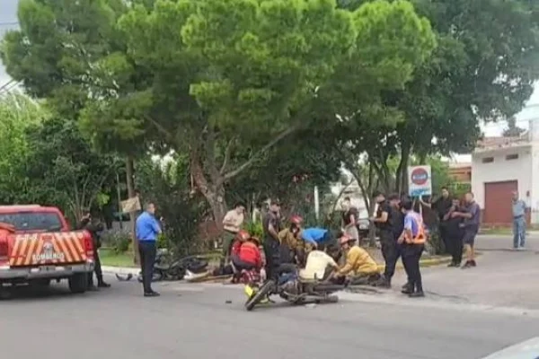Fuerte choque entre dos motos dejó un herido grave