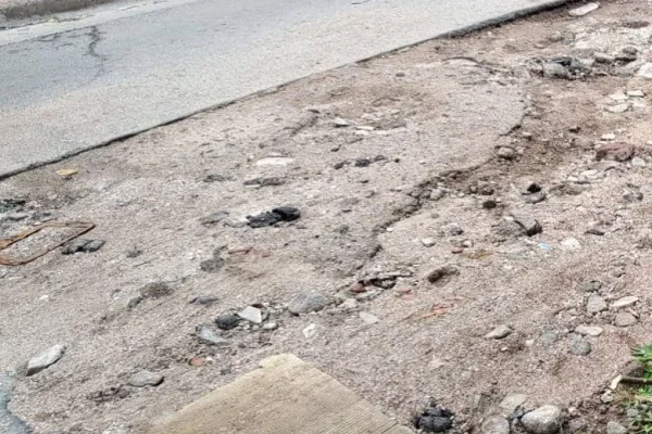 Accidente por calles en mal estado dejó un motociclista fracturado