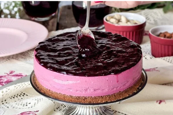 Cheesecake cremoso de frutos rojos: la versión sin horno y súper fácil