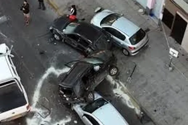 Quilmes: una camioneta ignoró un semáforo en rojo y provocó violento choque en cadena