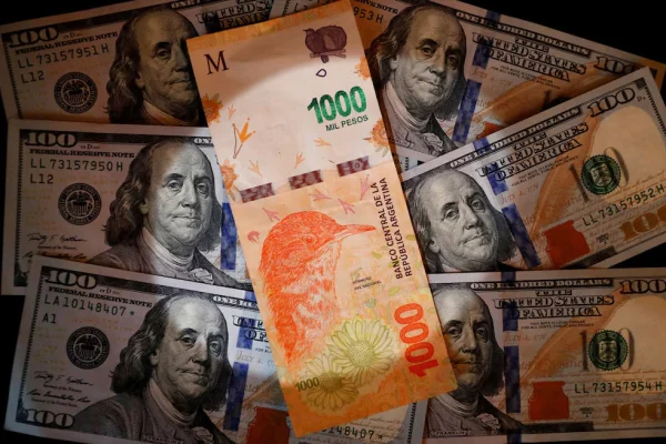 El dólar siguió en declive y en los bancos operó debajo de los 1.400 pesos