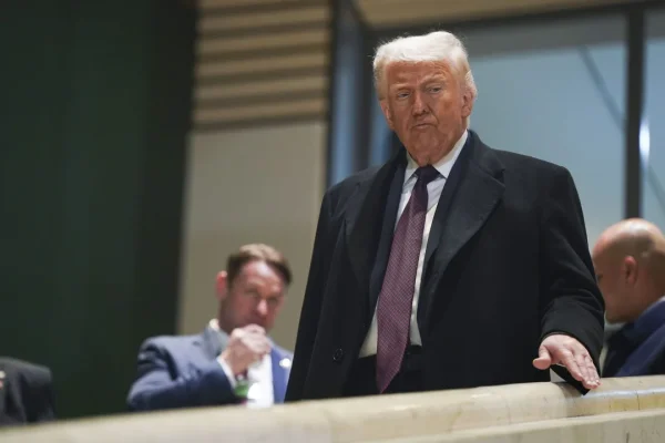 Trump anuncia que impondrá un arancel global del 10 % en respuesta al fallo de la Corte Suprema