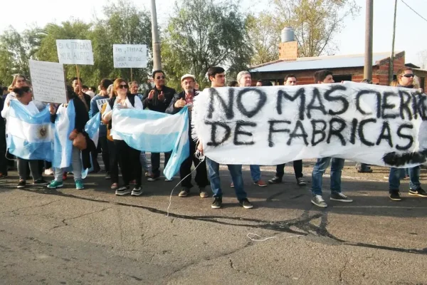 Efecto pinza sobre la industria: alertan un “industricidio