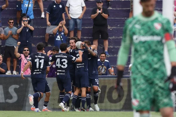 Independiente Rivadavia le ganó un partidazo a Independiente de Avellaneda y es líder