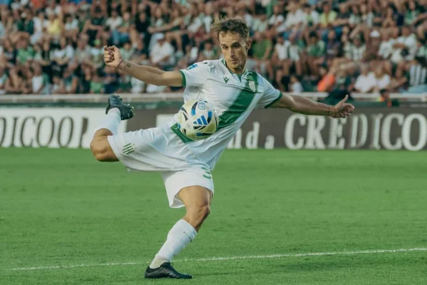 Banfield goleó a Newell´s y se metió en puestos de clasificación a los playoffs