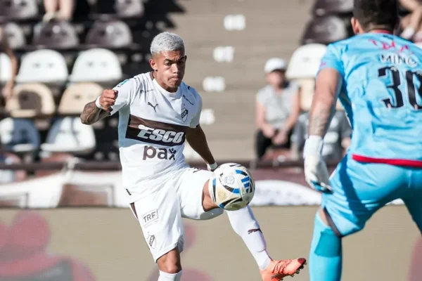Platense le ganó sobre la hora a Barracas Central y quedó como escolta