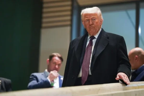 Máxima tensión: Trump advierte a Irán con una movilización militar sin precedentes en dos décadas