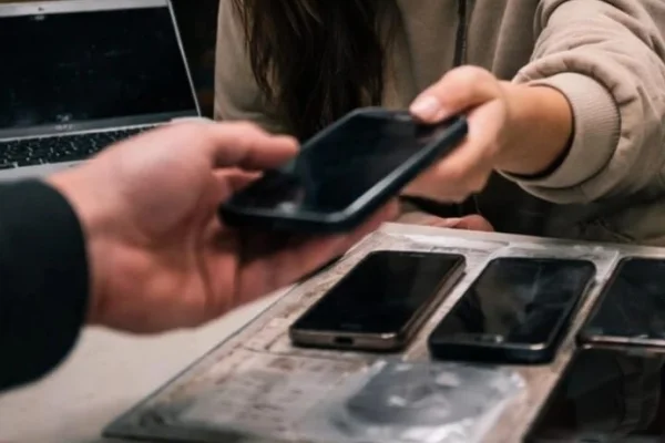 Causa por extorsión con material íntimo: la víctima entregó su teléfono para peritaje