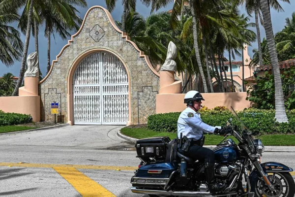 Ataque frustrado contra la casa de Trump: abatieron a un intruso que portaba un rifle