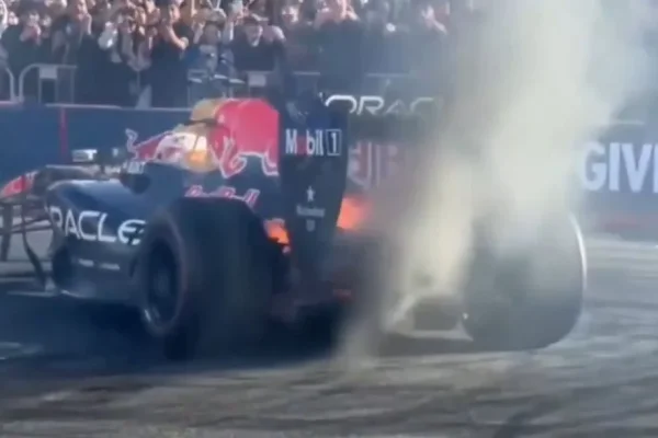 A Tsunoda se le prendió fuego un Red Bull durante una exhibición