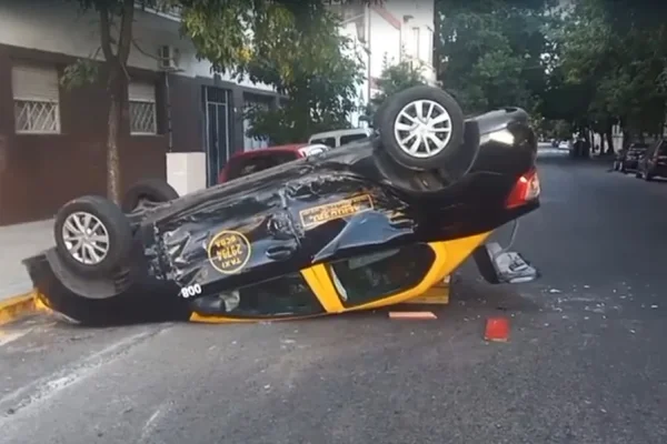 Madrugada de choques y vuelcos en Buenos Aires