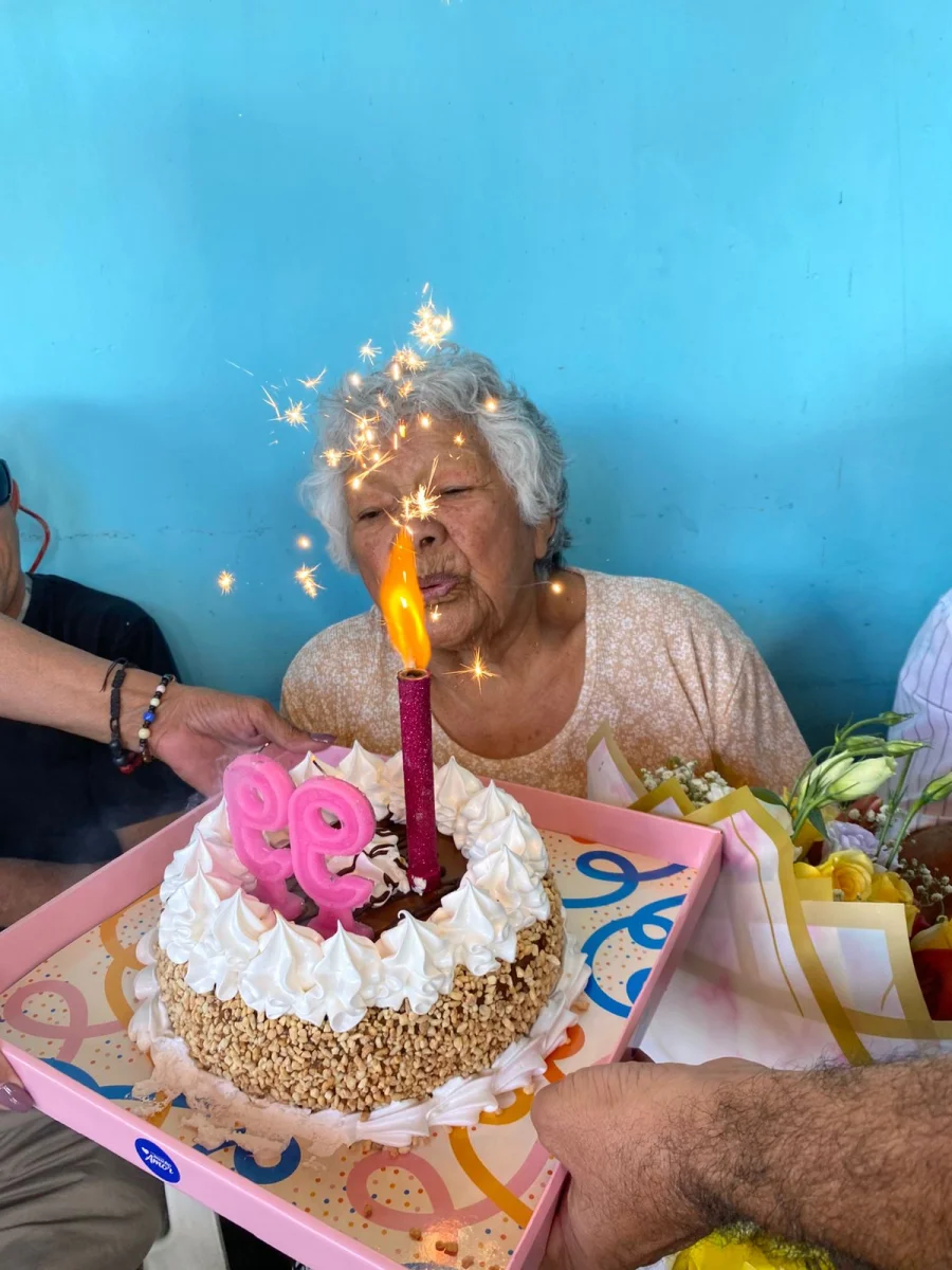La Tona P&aacute;ez celebr&oacute; sus 99 a&ntilde;os rodeada de afecto, coplas y cajas chayeras.