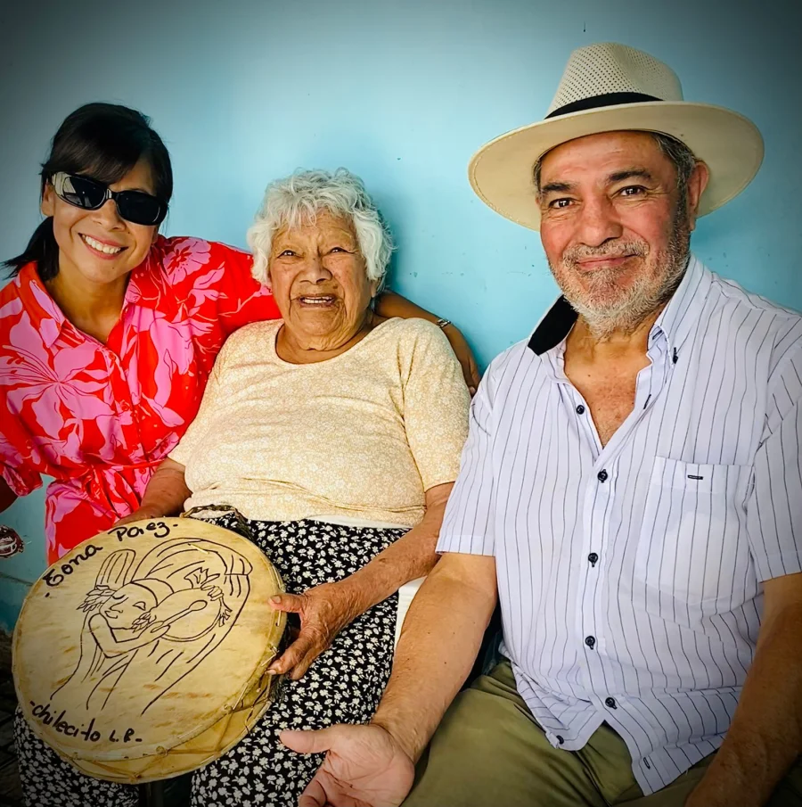 Sara Gonzalez de NUEVA RIOJA, junto a la reina de la Chaya y Manuel Vilte gestor y custodio de su legado