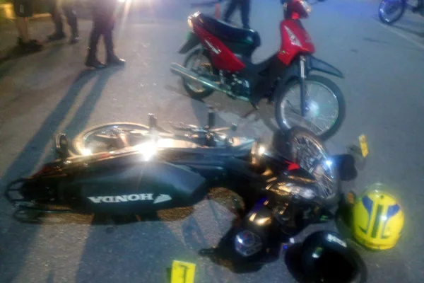 Un hombre sufrió una fractura tras un fuerte choque con una motocicleta