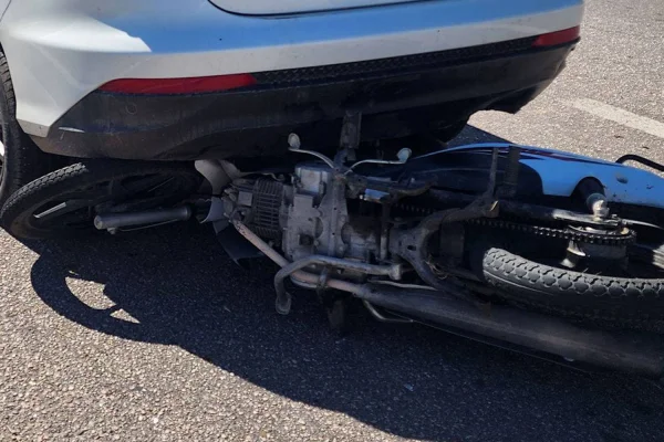 Motociclista herido tras fuerte choque con un auto