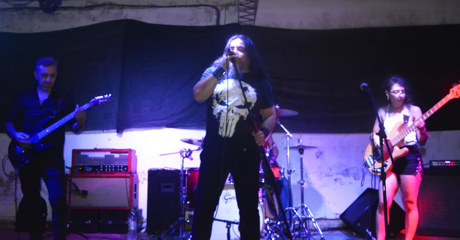 Rateros. Show enfocado en recrear la fuerza del heavy metal nacional.