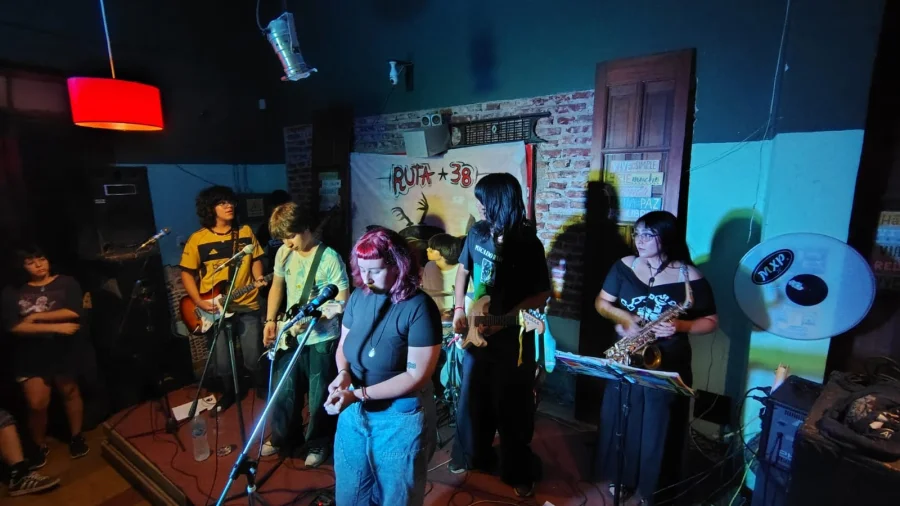 Ruta 38. El rock barrial con una vocalista, marcando presencia y compromiso.