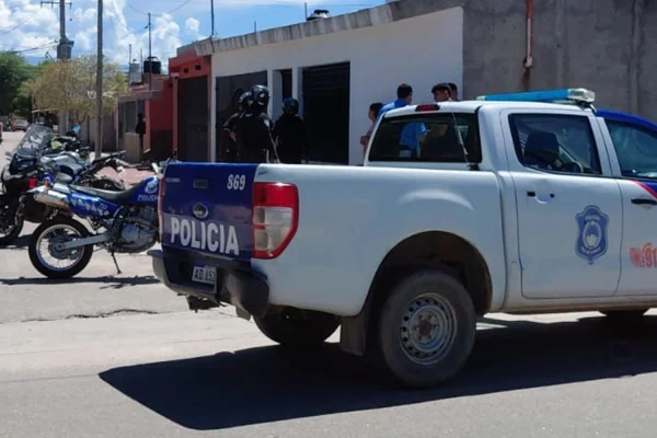 Dos detenidos tras intentar agredir a policías con armas blancas
