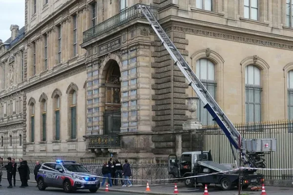 Francia: renunció la directora del Museo del Louvre tras el 