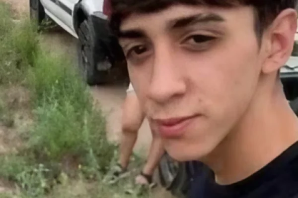 Un joven de 19 años fue atacado con piedras cuando manejaba su moto y tiene muerte cerebral: hay dos detenidos