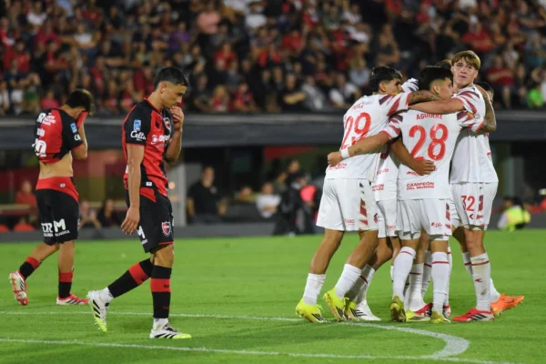 Estudiantes se aprovechó de la crisis de Newell's y obtuvo un triunfo en el debut de Medina