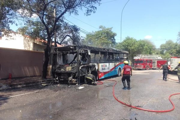 Se incendió un colectivo de Rioja Bus y quedó completamente destruido