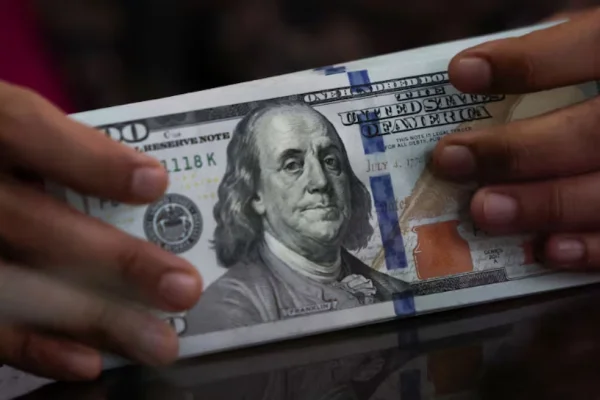 El dólar subió por tercer día y se consolidó por encima de los $1.400