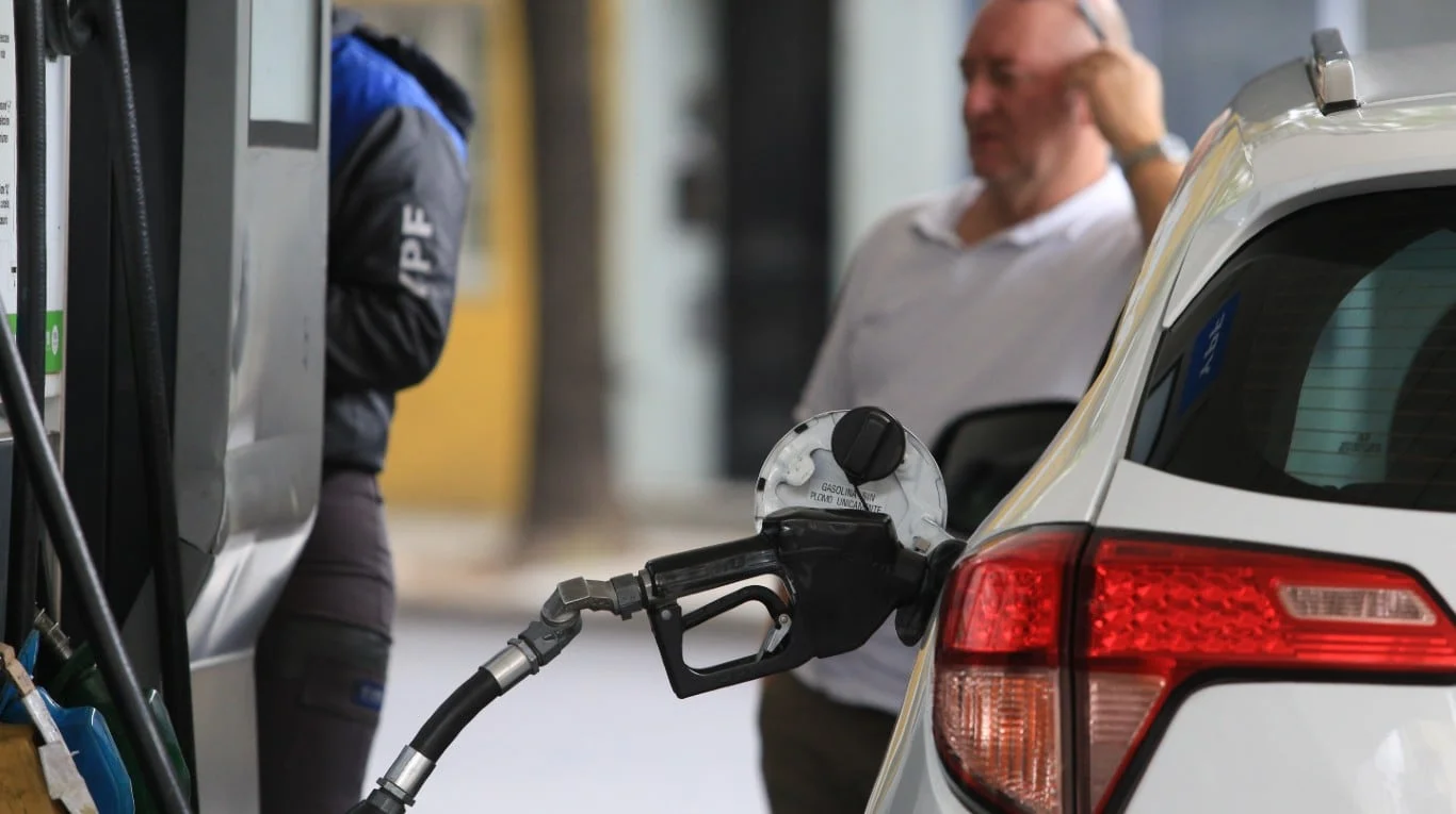 El Gobierno Nacional aplicará una suba parcial de los impuestos al combustible en marzo: cómo impacta en los precios